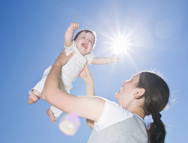 Thường xuyên cho trẻ tắm nắng để bổ sung đầy đủ vitamin D